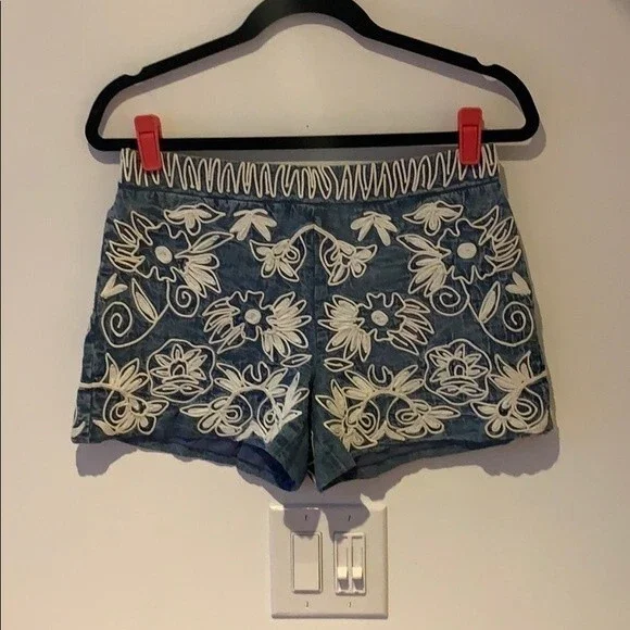 Alice & Olivia “Marisa” back zip shorts 2 - Picture 4 of 6